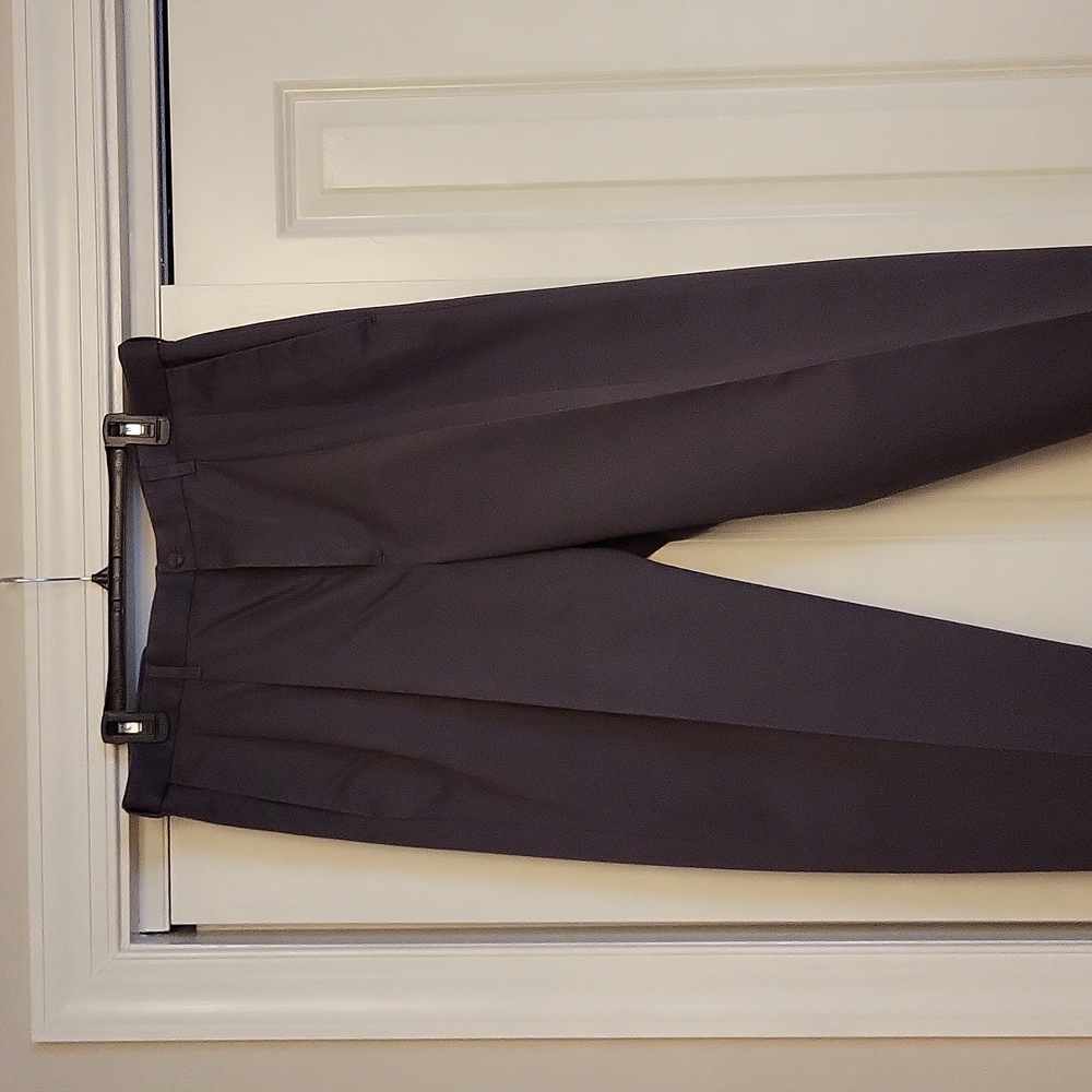 Mens Haggar expandable waistband pleated no iron cotton pants. SIZE 38/32